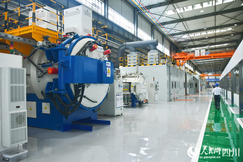 国内首个燃机智慧制造基地高温透平叶片喷涂数字化产线。人民网 赵祖乐摄