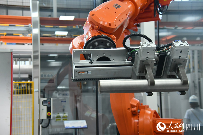 国内首个燃机智慧制造基地高温透平叶片精铸数字化产线。人民网 赵祖乐摄