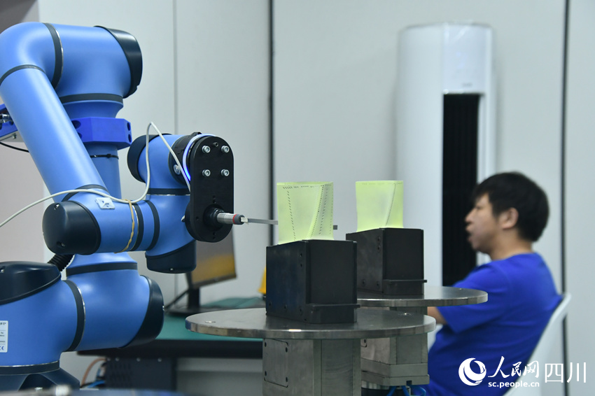 国内首个燃机智慧制造基地高温透平叶片精铸数字化产线。人民网 赵祖乐摄