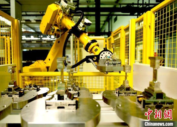 产线机器人放置完工叶片。　刘岗 摄