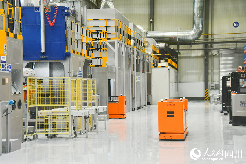 国内首个燃机智慧制造基地高温透平叶片喷涂数字化产线。人民网 赵祖乐摄