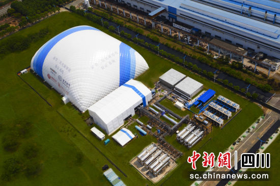 项目像一座蓝白相间的“小山”。尊龙凯时人生就是搏汽轮机 供图