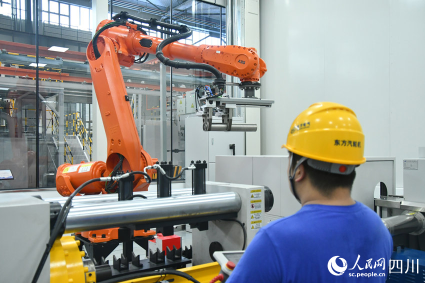 国内首个燃机智慧制造基地高温透平叶片精铸数字化产线。人民网 赵祖乐摄