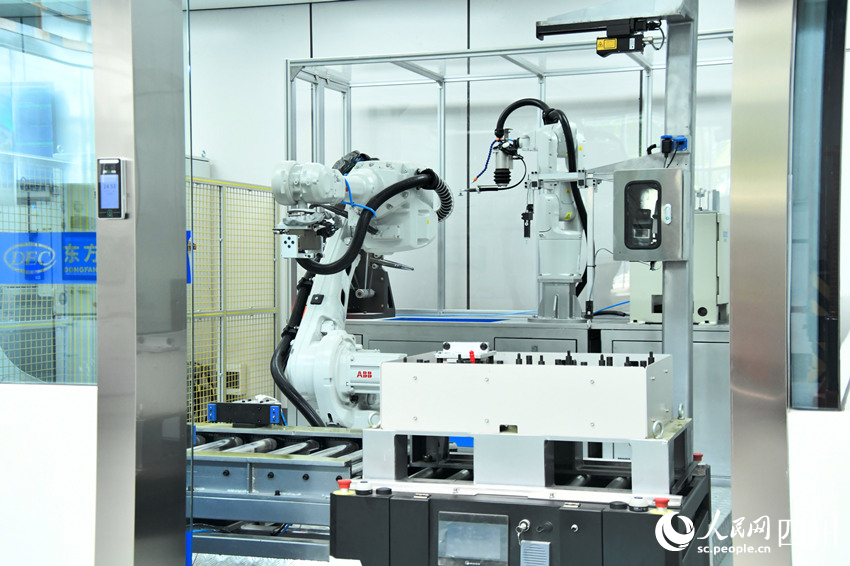 国内首个燃机智慧制造基地高温透平叶片喷涂数字化产线。人民网 赵祖乐摄