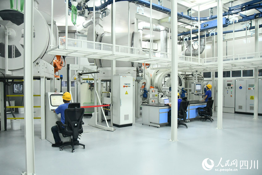 国内首个燃机智慧制造基地高温透平叶片精铸数字化产线。人民网 赵祖乐摄