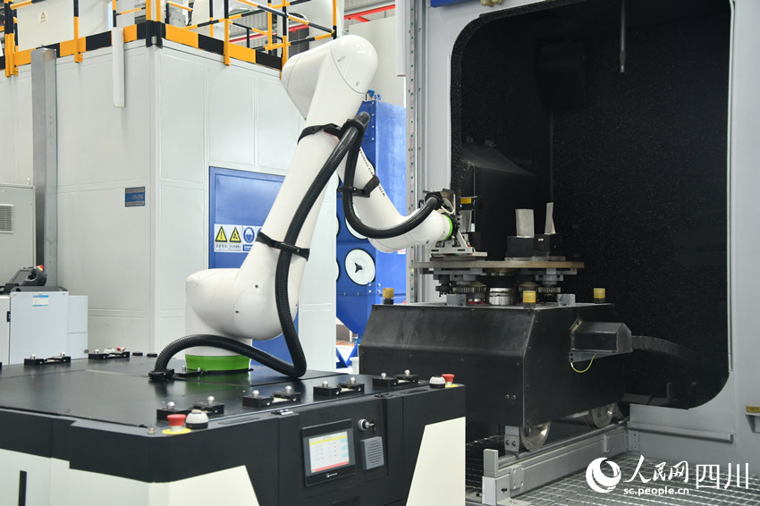 国内首个燃机智慧制造基地高温透平叶片喷涂数字化产线。人民网 赵祖乐摄